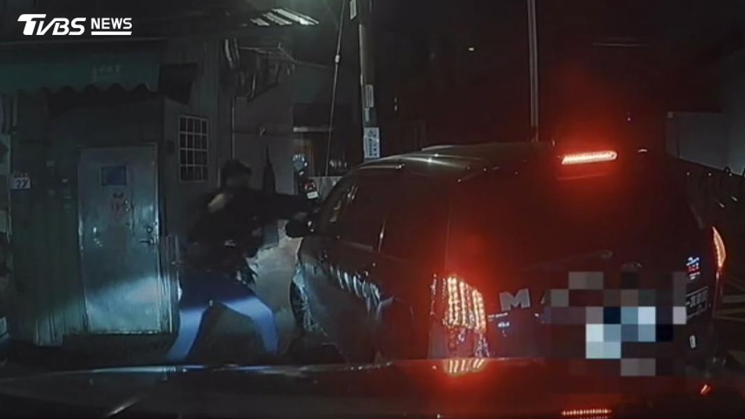桃園駕駛毒駕拒檢逃逸,2度倒車衝撞警,遭持盾破窗逮3人。(圖/TVBS)
