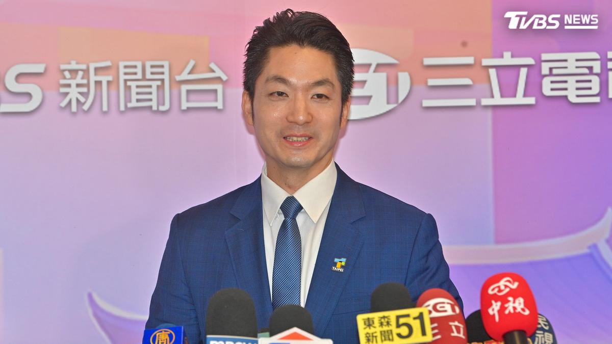 台北市長辯論/蔣萬安抱病首露面曝太太給擁抱:破音請多包涵
