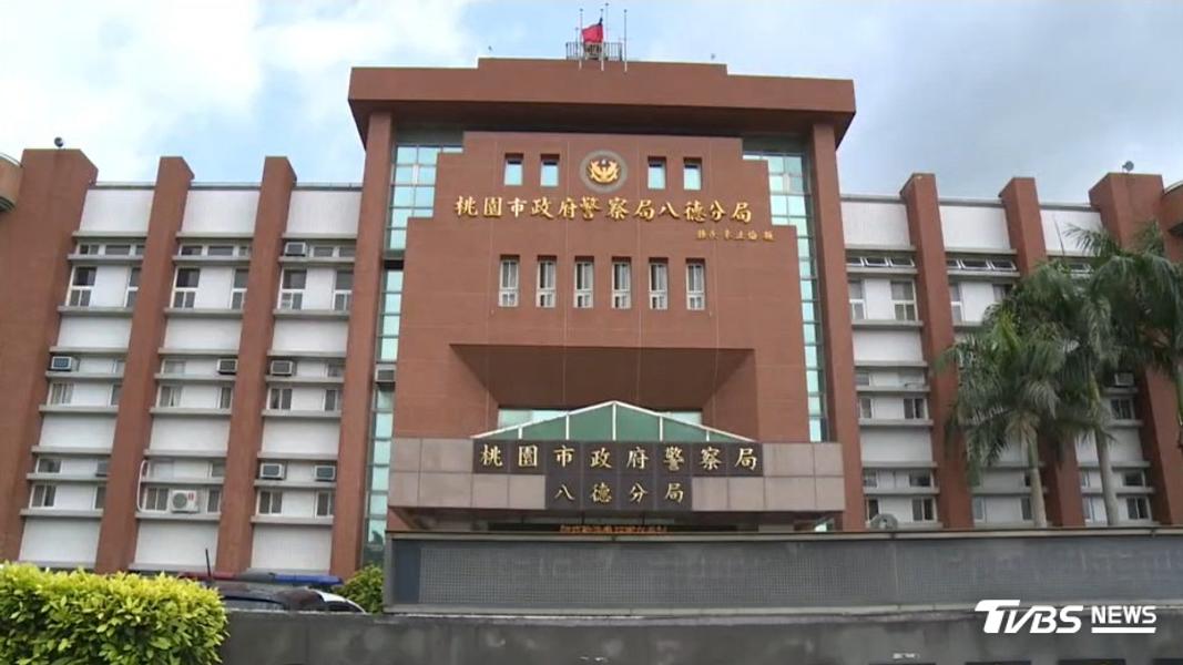余姓女警今年五月被調到八德分局擔任鑑識巡官,卻涉嫌利用職務之便侵占巨額贓款。(圖/TVBS)