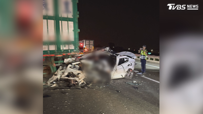影音/國1死亡車禍!5車連環撞滿地碎片 釀2死2傷「多車變形淪廢鐵」