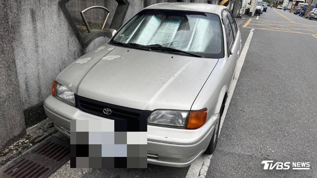 有的車一邊後照鏡直接消失。(圖/TVBS)