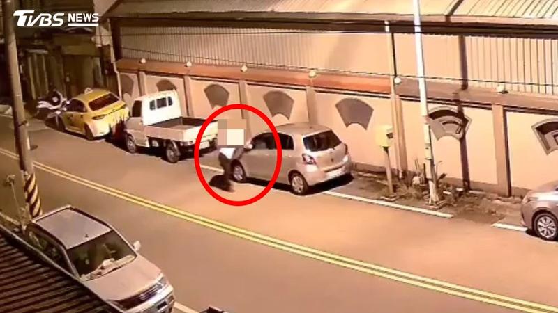 白衣醉男徒手掰斷轎車後照鏡。(圖/TVBS)