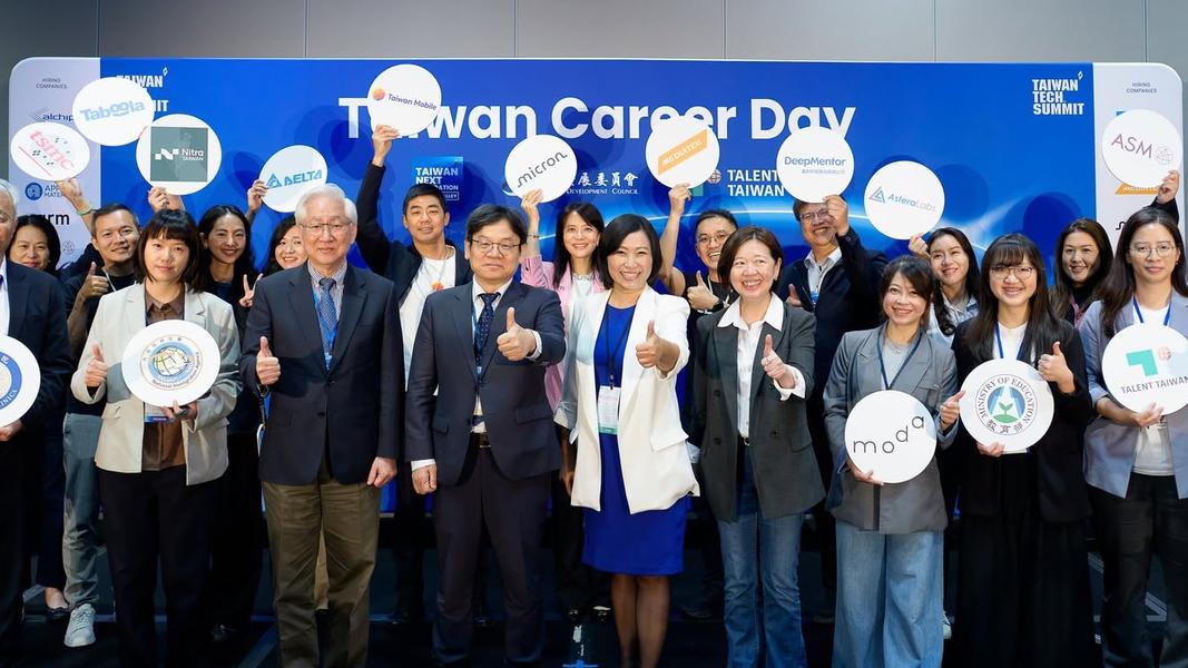 Taiwan Next的Taiwan Career Day協助台美人才連結,中間白衣者為Taiwan Next創辦人謝凱婷。(圖/TaiwanNext提供)