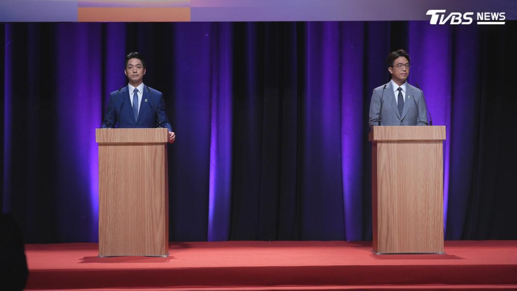 台北市長蔣萬安、民進黨台北市長候選人沈伯洋在TVBS與三立電視舉辦的台北市長電視辯論會上直球對決。(圖/華子琛攝)