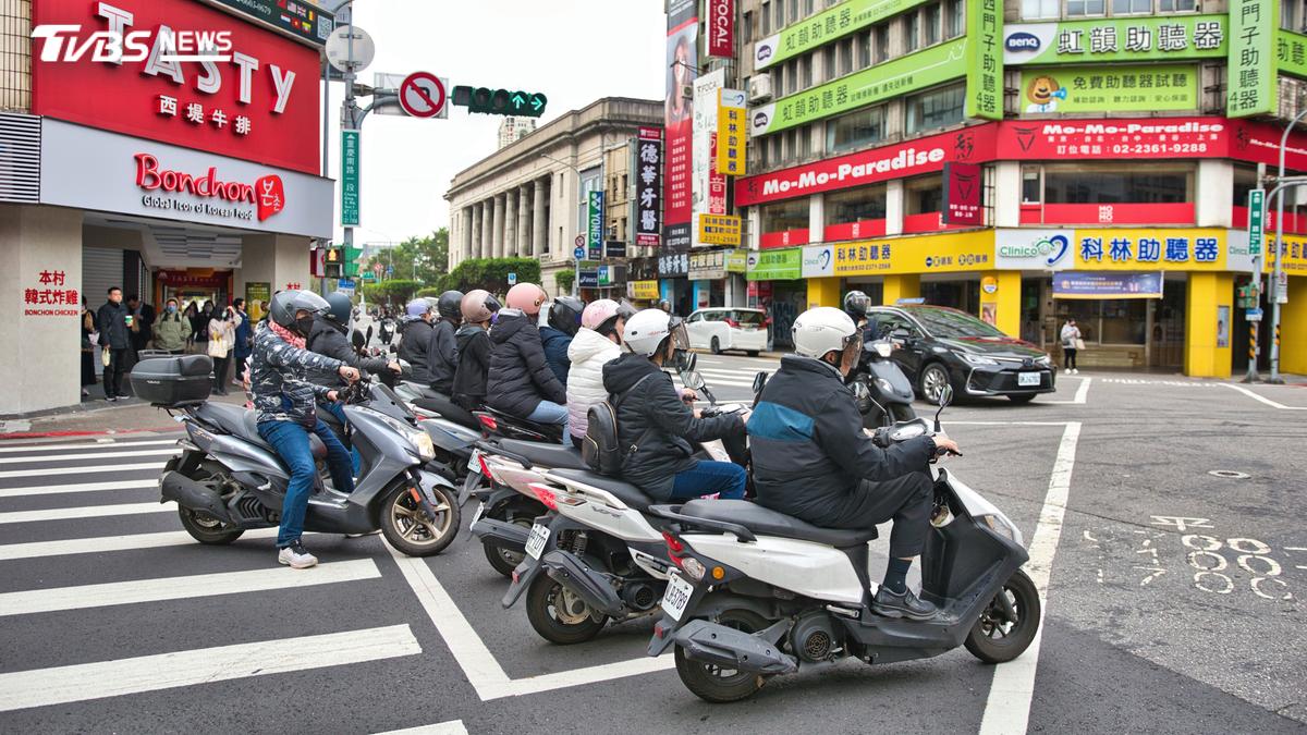 機車族小心荷包失血!車牌角度新制將上路 超標最高罰3.6萬元