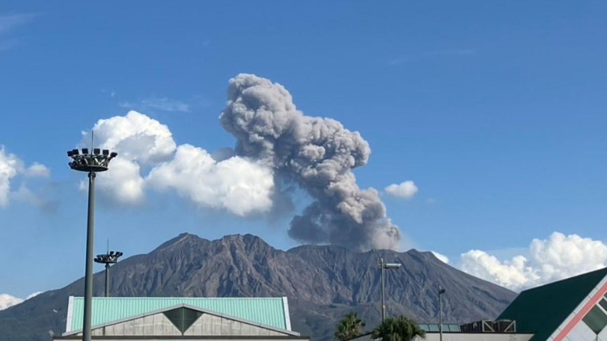 日本櫻島火山爆發!煙柱直衝3000公尺 大量岩塊猛噴