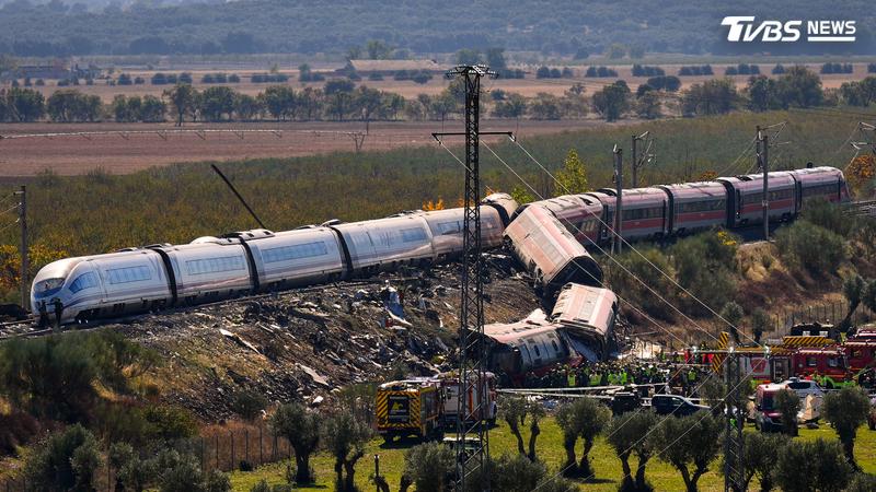西班牙托雷多以南路段發生高鐵追撞事故,造成至少69人死亡;運輸部長普恩特召開記者會揭露調度員犯下多項重大疏失。(圖/達志影像美聯社)