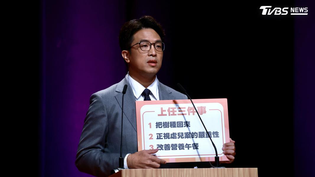 沈伯洋在申論時提出自己上任100天,就要把樹種回來、改善兒虐、改善營養午餐做法。(圖/華子琛攝)