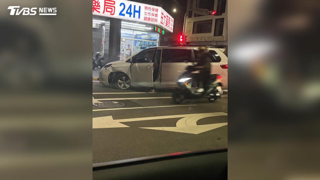 左轉撞島引擎冒煙!男肇事後「神隱2小時」 到案喊太緊張(圖/TVBS)