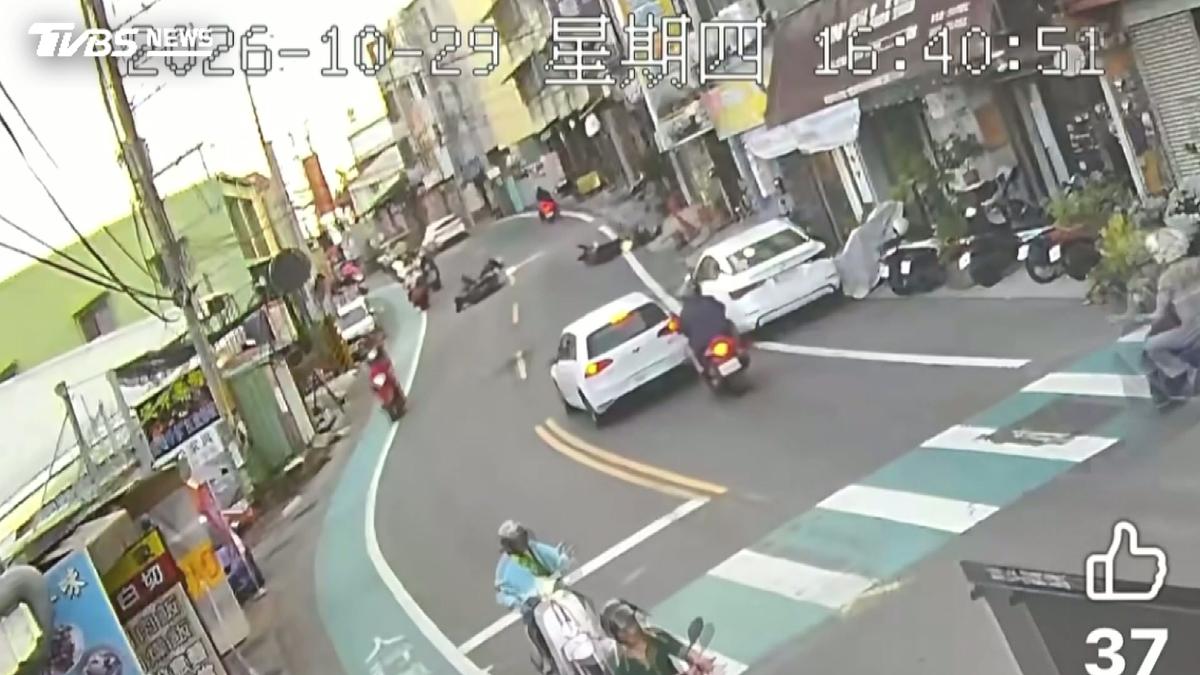 彰化女騎士左轉遭追撞「雙雙倒地」 超車男滾3圈幸無大礙