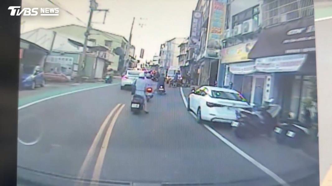 彰化女騎士左轉遭追撞「雙雙倒地」 超車男滾3圈幸無大礙(圖/TVBS)
