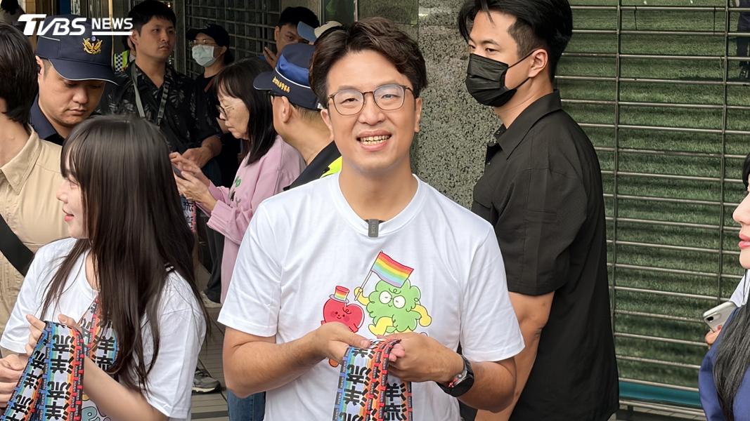 沈伯洋今日前往同志遊行發放限定飄帶。(圖/傅乙珮攝)