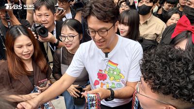 沈伯洋辯論後秒衝同志遊行!現場民眾嗨喊「你的市長,沈伯洋」