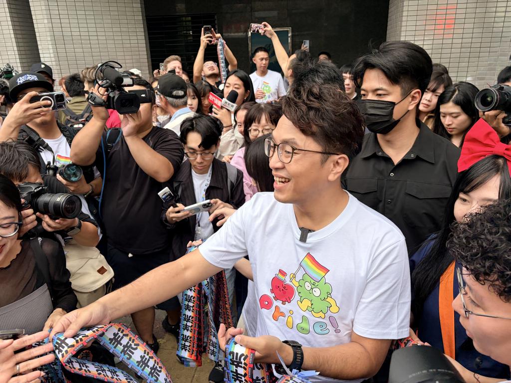 沈伯洋今日前往同志遊行發放限定飄帶,現場擠滿民眾。(圖/傅乙珮攝)