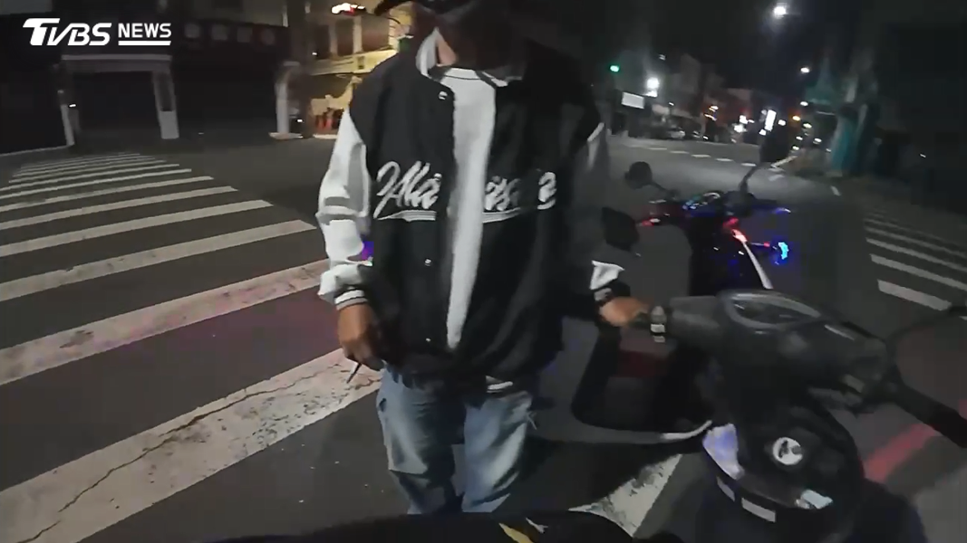 第二起毒駕案件,一名男騎士因逆向行駛遭警方攔下,該名騎士不僅不願配合警方調查,完全無視新法規定,當場收到27萬元拒測罰單。(圖/TVBS)