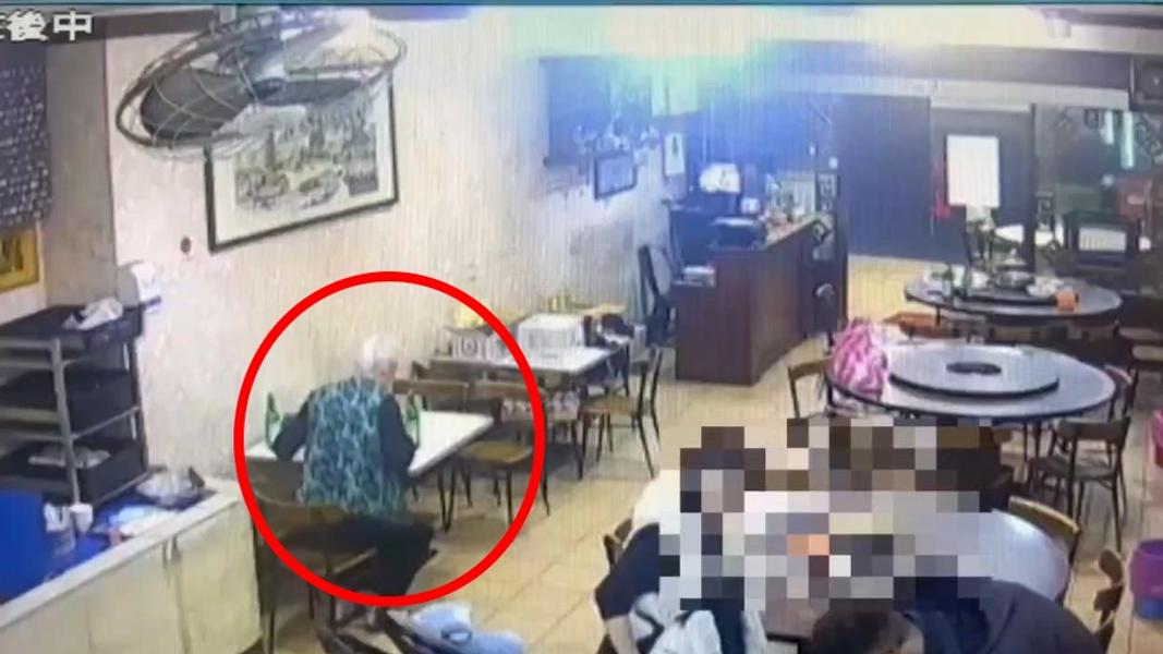 男子點了一桌菜又喝了啤酒。(圖/店家監視器)