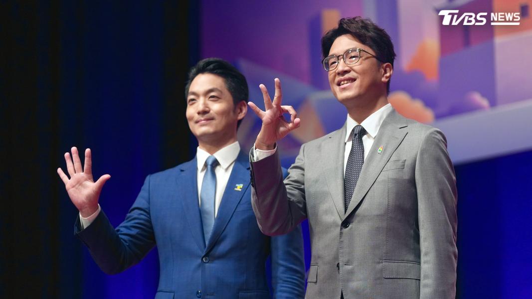 台北市長蔣萬安與民進黨台北市長候選人沈伯洋今(31)日辯論會上正面交鋒。(圖/華子琛攝)