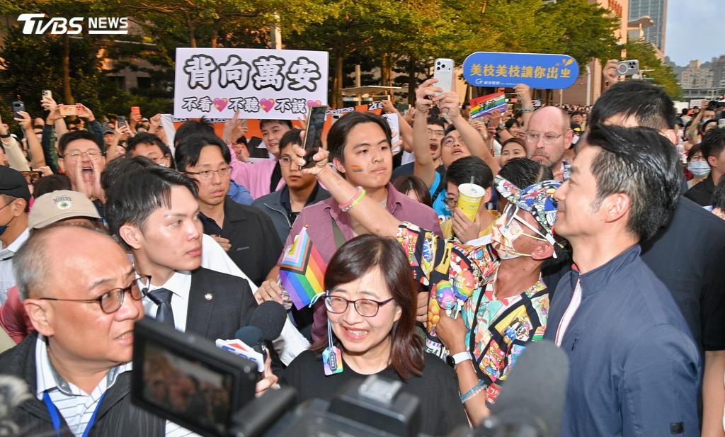 蔣萬安市長到同志遊行的台北市性平會攤位打氣，被不滿的民眾嗆聲。(圖／胡瑞麒攝)