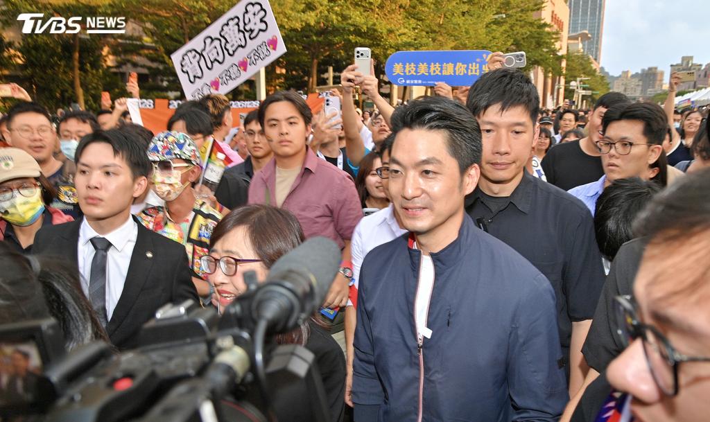 蔣萬安市長到同志遊行，不滿民眾高舉抗議牌子。（圖／胡瑞麒攝）