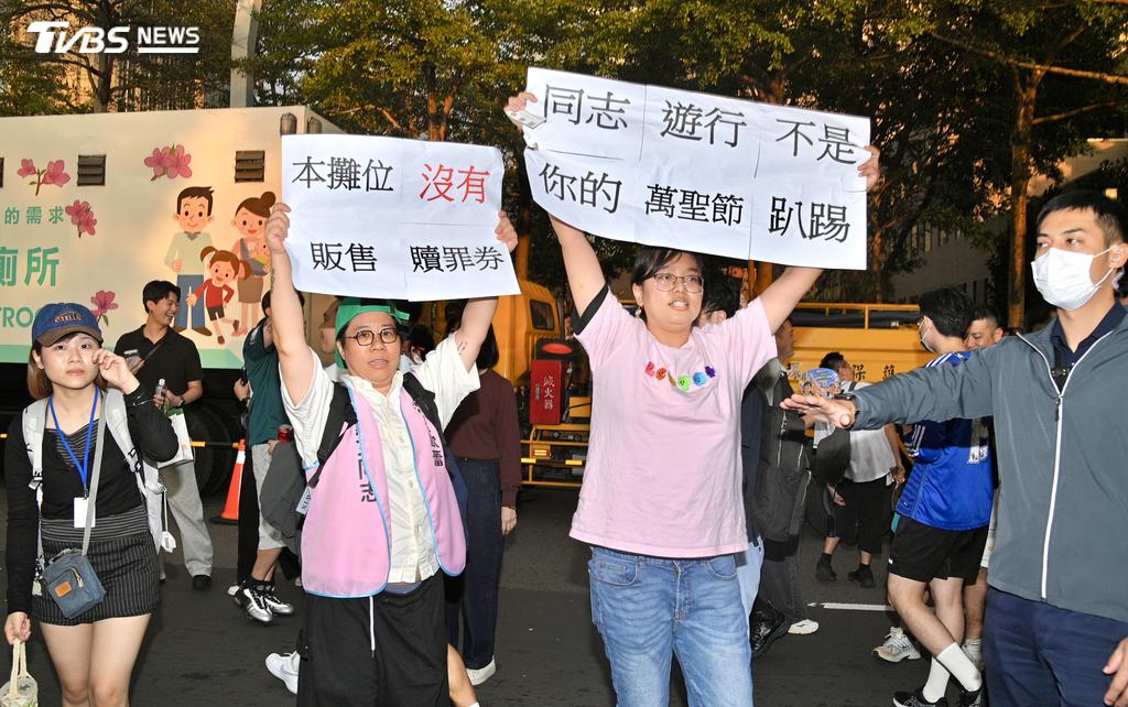 蔣萬安市長到同志遊行，不滿民眾高舉抗議橫幅。（圖／胡瑞麒攝）
