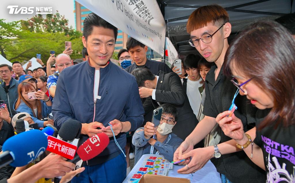 蔣萬安市長到同志遊行的台北市性平會攤位。（圖／胡瑞麒攝）