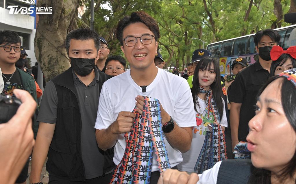 沈伯洋到同志遊行發特製洋流彩帶，吸引大量民眾領取。（圖／胡瑞麒攝）