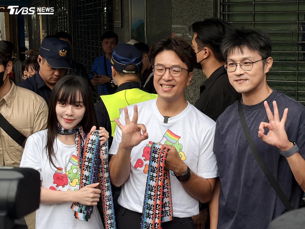 沈伯洋到同志遊行發特製洋流彩帶，吸引大量民眾領取，不少人更要求拍照留念。（圖／胡瑞麒攝）
