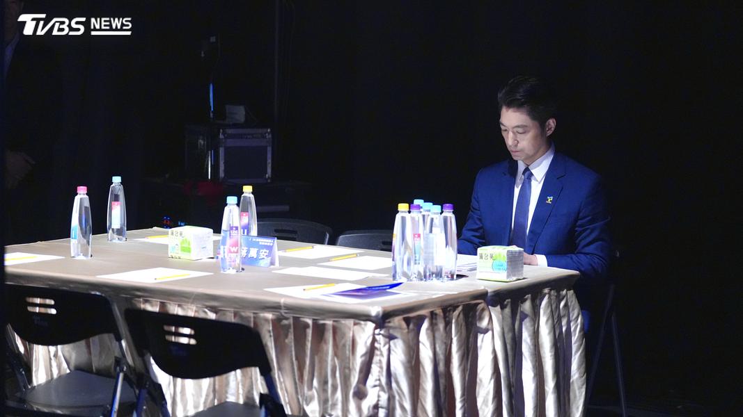 蔣萬安綵排後先回到座位上準備資料。(圖/華子琛攝)