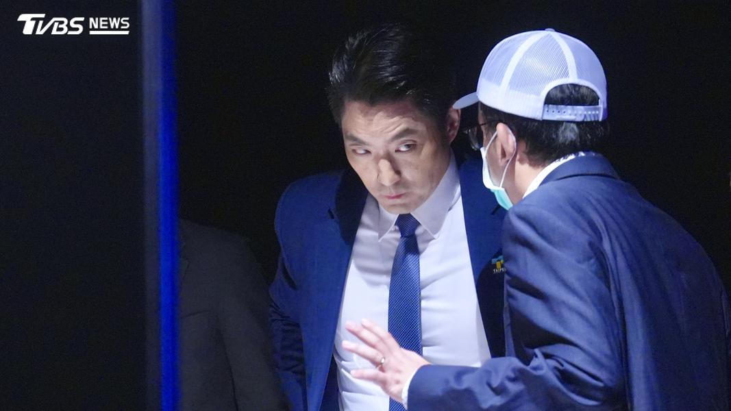 蔣萬安皆在廣告時間迅速走下舞台聽取幕僚意見。(圖/華子琛攝)