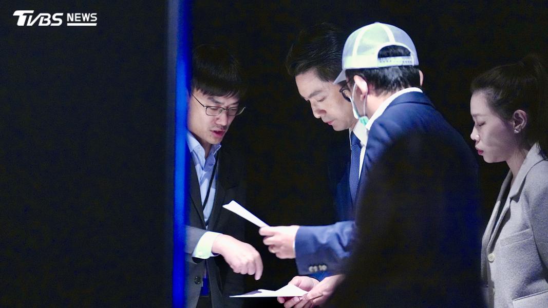 每逢辯論廣告時間,蔣萬安皆與幕僚商討辯論策略。(圖/華子琛攝)