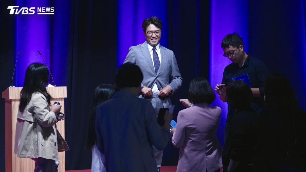 沈伯洋陣營則在廣告時,多與親友及幕僚團隊微笑聊天。(圖/華子琛攝)
