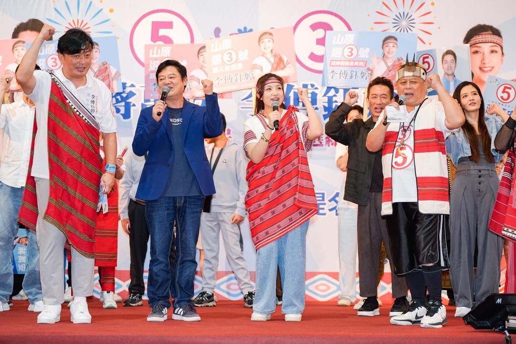 季中平(左二)為李傅鈺婷(左三)製作競選歌曲。（圖／李傅鈺婷競選總部提供）