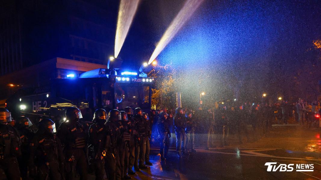 法蘭克福警方動用水砲和胡椒噴霧,試圖驅散示威者。(圖/達志影像路透社)
