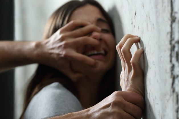 張男脅迫女實習生,性侵得逞。(示意圖/shutterstock達志影像)