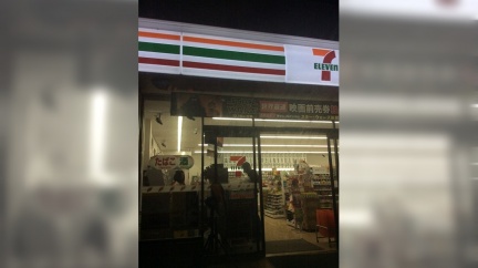 買東西錢不夠 店員不給商品他竟開車撞超商