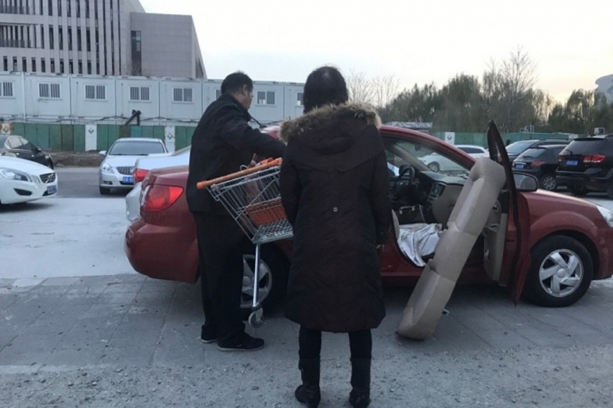 貪心男女偷超市推車　不惜拆掉汽車後座！