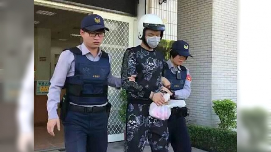 狠男雙刀狂砍友人愛犬 PO血刀照喊「爽」