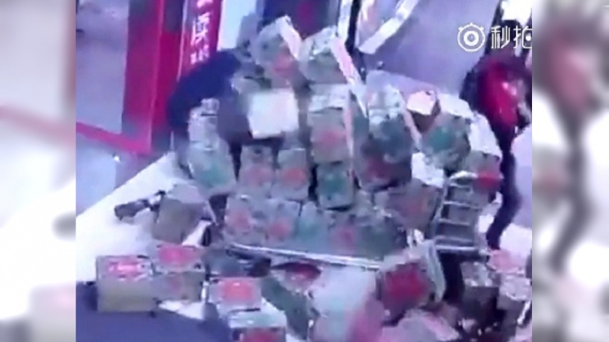 疑超載!陸手推車搭扶梯暴衝 顧客遭撞飛