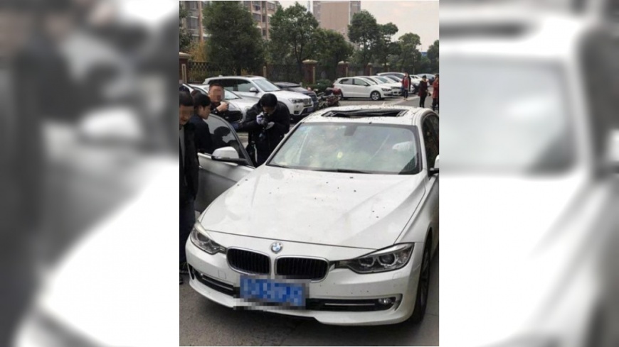 一開門就見屍!男跳樓掉進天窗 BMW車主嚇歪