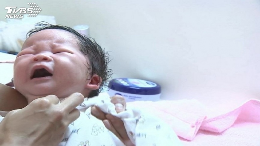 血汗月子中心?網友爆料控「1人顧14新生兒」