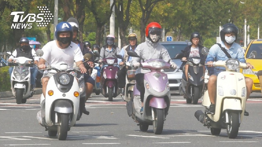 杜絕三寶?父規定她買機車前 先陪騎千里
