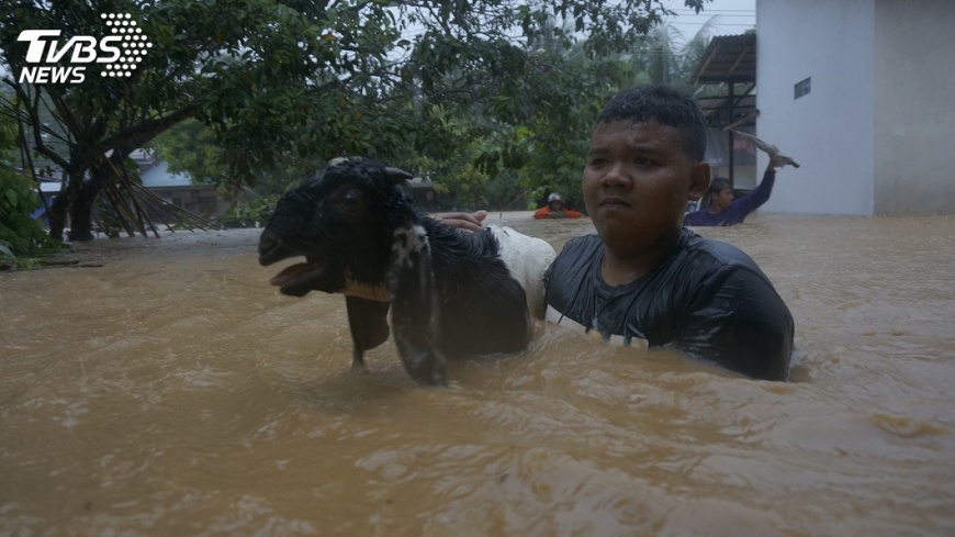 印尼爪哇暴雨 大水沖斷橋瞬間直擊