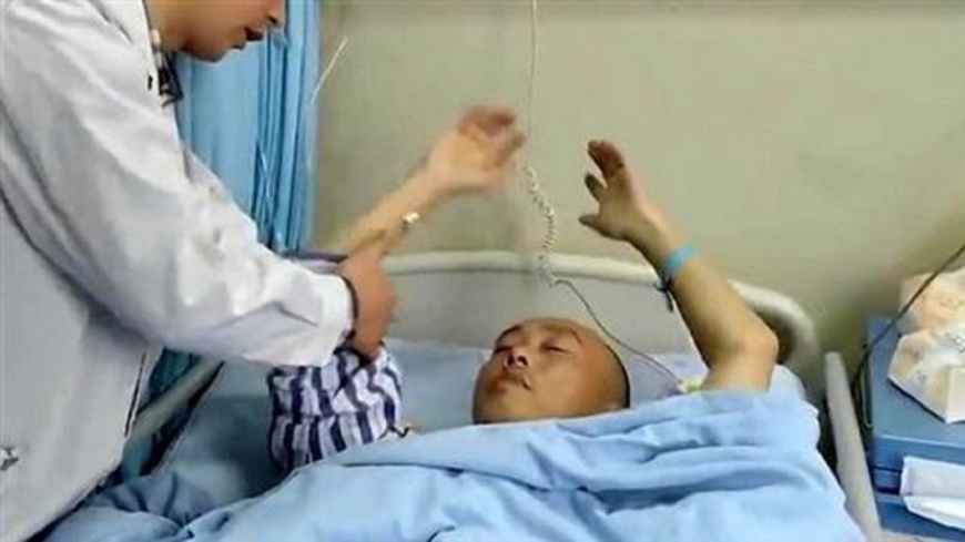 天天躺床上滑手機 壯男癱瘓大小便失禁