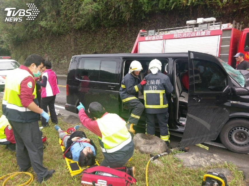 快訊／蘇花公路砂石車對撞休旅車　8人送醫