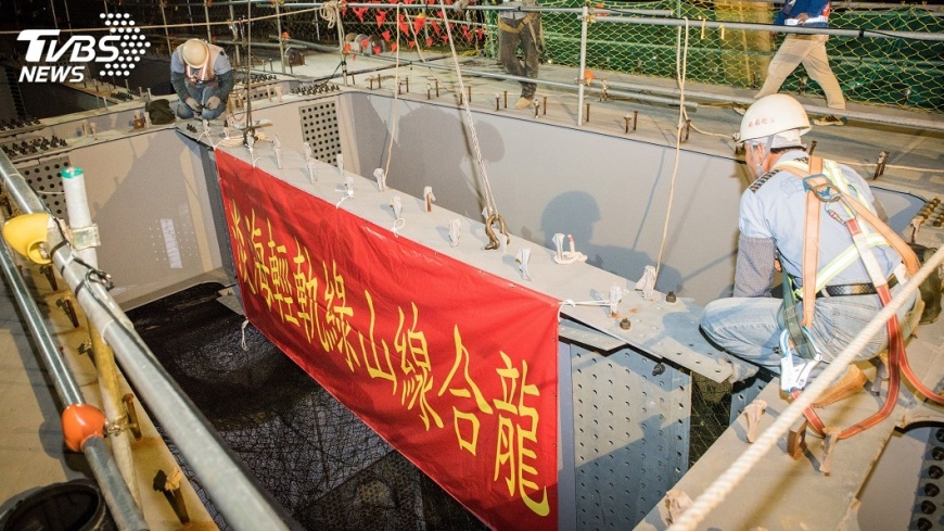 北台首條輕軌 淡海輕軌綠山線完成合龍