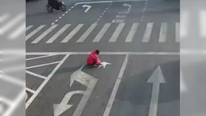 嫌回家都塞車！陸男自備白漆 　竄改馬路標線