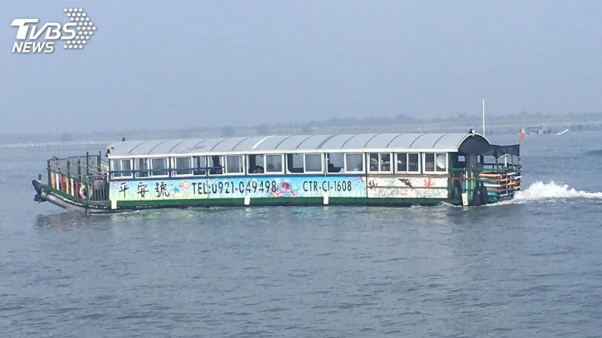 觀光船筏擱淺在外傘頂洲海域　遊客脫困