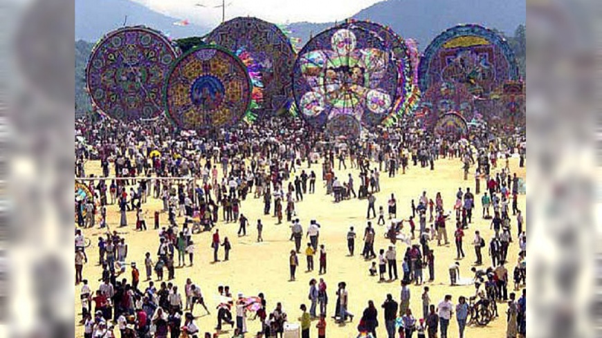 瓜地馬拉獨特祭祖 繽紛風箏墓園飛揚