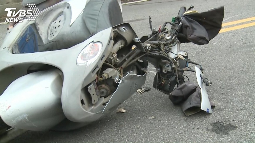 疑閃狗機車越線撞貨車 駕駛涉過失致死