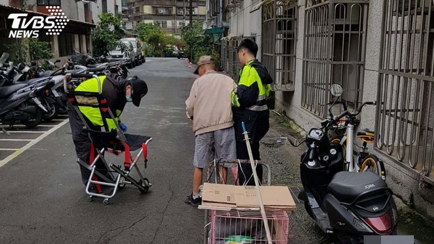 拾荒翁累癱坐路旁 暖警推回收車送返家